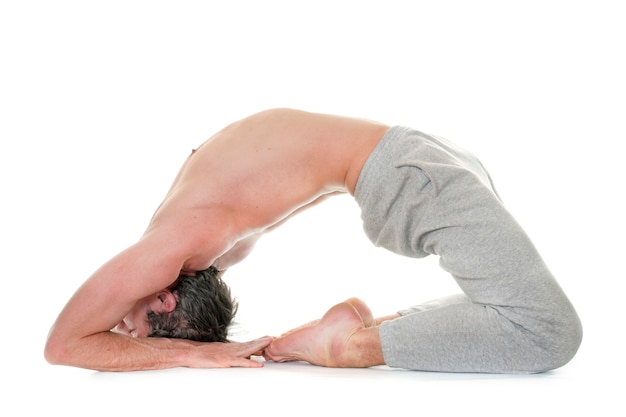 Foto homem fazendo yoga