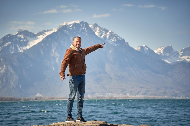 homem feio feliz no lago suíça leman