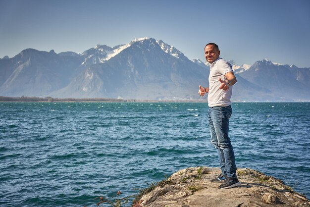 homem feio posou como modelo no lago da suíça