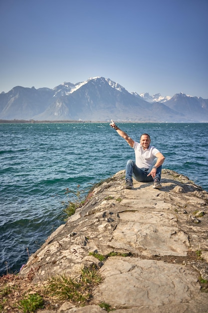 Homem feio tira uma selfie no lago suíça