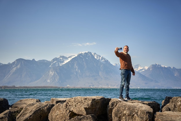 Homem feio tirar uma selfie no lago suíça