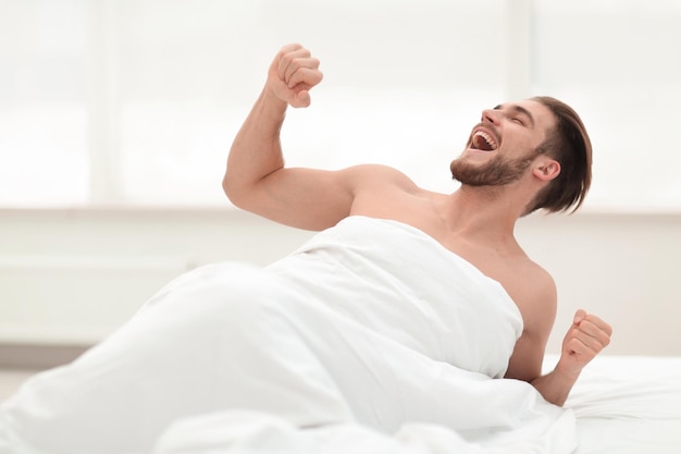 Homem feliz acordando de manhãfoto com espaço de cópia