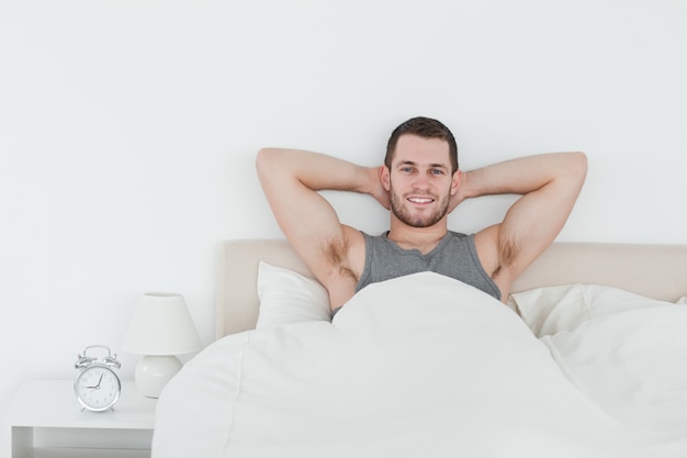 Foto homem feliz acordando