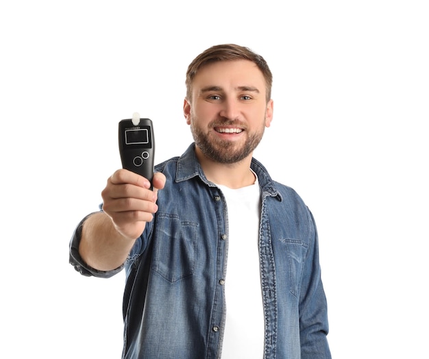 Foto homem feliz com bafômetro no fundo branco