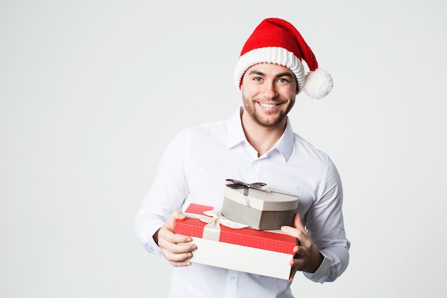 Homem feliz com caixas de presente