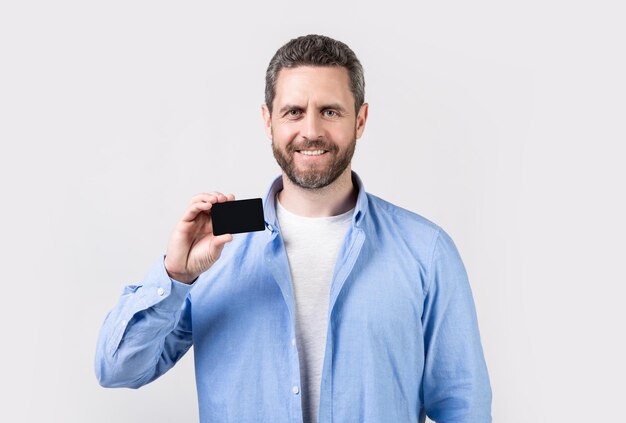 Foto homem feliz com cartão de visita no estúdio homem segurando o cartão de visita