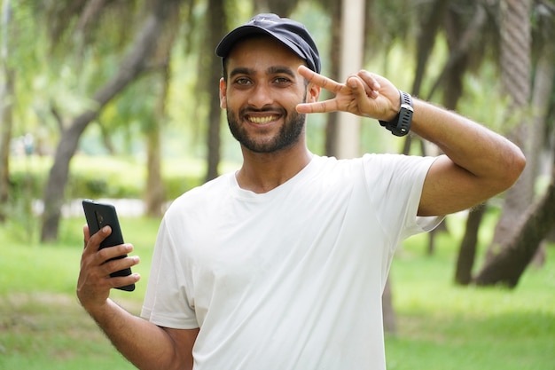 Homem feliz com celular