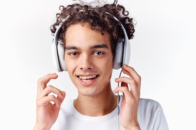 Homem feliz com fones de ouvido cabelo encaracolado emoções close-up foto de alta qualidade