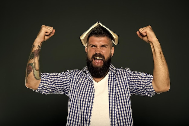 Homem feliz com livro Cuidados de cabelo e barba Cuidados de barbeiro masculino Confiante e bonito Homem brutal Hipster maduro com barba Educação de graduação de homem barbudo on-line ele passou no exame