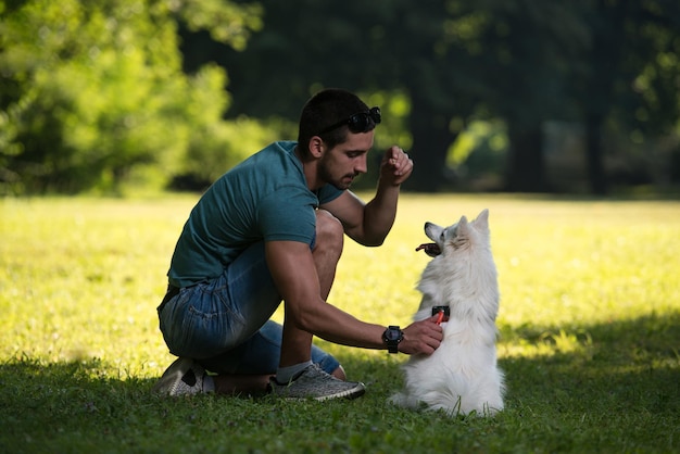 Homem feliz com seu cachorro ao ar livre