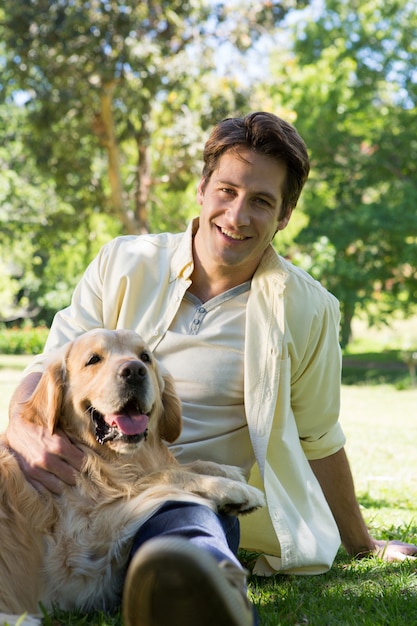 Homem feliz com seu cão de estimação no parque