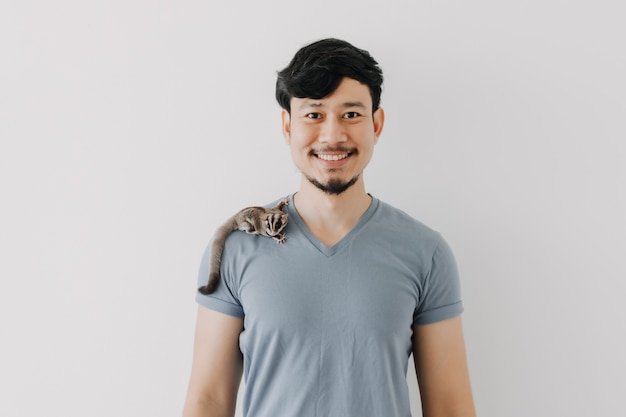 Homem feliz com seu tímido planador do açúcar subindo em seu corpo