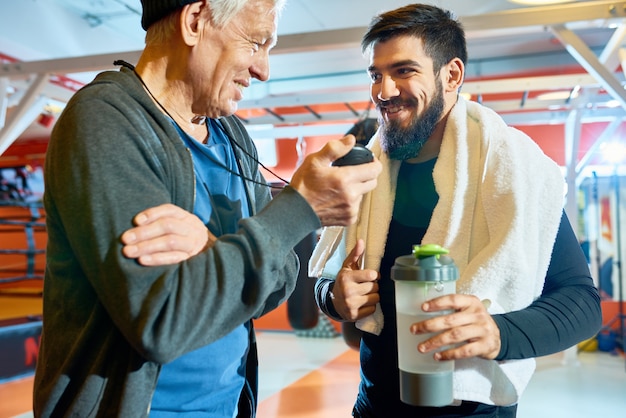 Homem feliz com treinador sênior