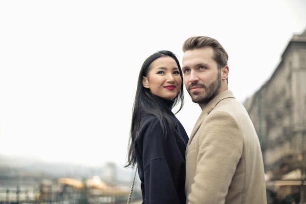 Foto homem feliz com uma linda mulher asiática