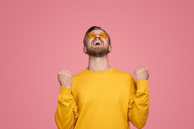 Homem feliz comemorando a vitória no estúdio