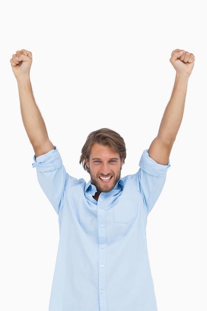 Foto homem feliz comemorando sucesso com os braços para cima