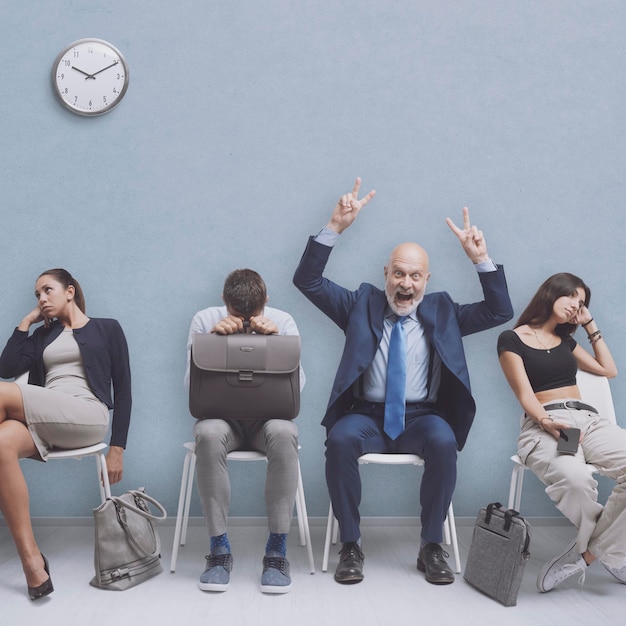 Foto homem feliz contratado após a entrevista de emprego ele está comemorando com os braços levantados emprego e conceito de recrutamento