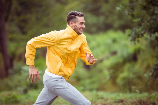 Homem feliz correndo em uma caminhada