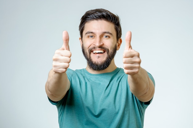 Homem feliz dando sentido positivo sinal