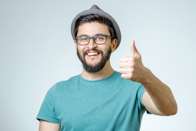 Homem feliz dando sentido positivo sinal