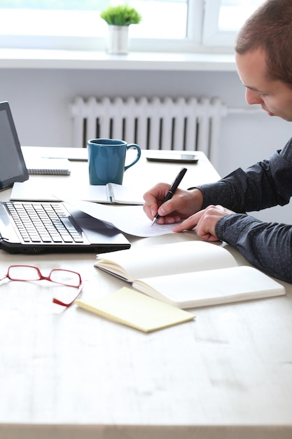 Homem feliz do escritório no trabalho