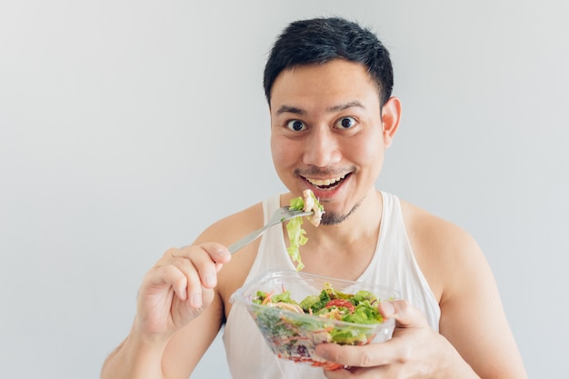 Homem feliz é comer a refeição salada saudável.