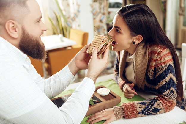 Homem feliz e mulher almoçando em um restaurante