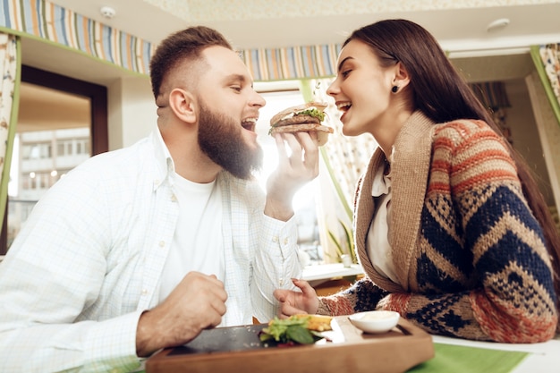 Homem feliz e mulher almoçando em um restaurante