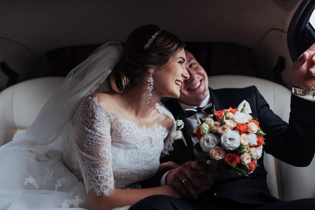 Homem feliz e mulher sorrindo regozijando-se no dia do casamento