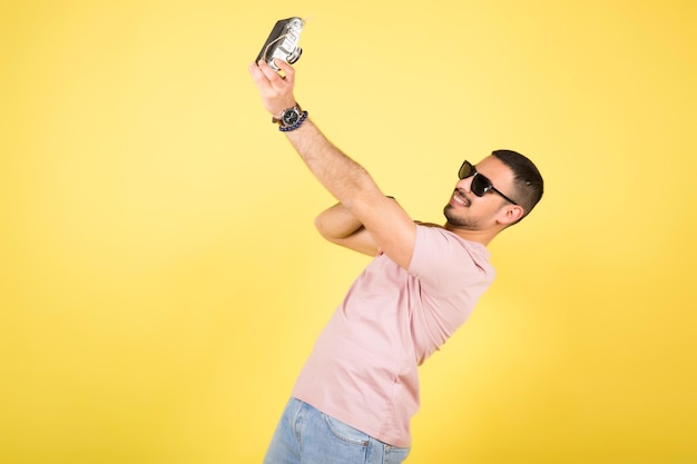 Foto homem feliz em amarelo