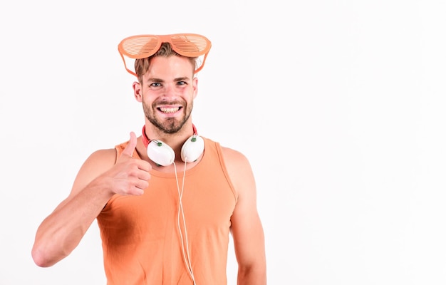 Homem feliz em fones de ouvido ouvindo música ebook e educação on-line educação musical homem sexy ouve ebook homem em fones de ouvido isolados em branco e livro homem com barba estuda festa de verão on-line