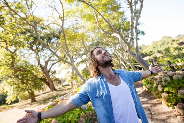 Foto homem feliz, em pé com os braços estendidos