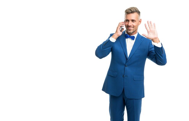 Homem feliz em terno azul gravata falar no telefone isolado no branco com espaço de cópia. Olá