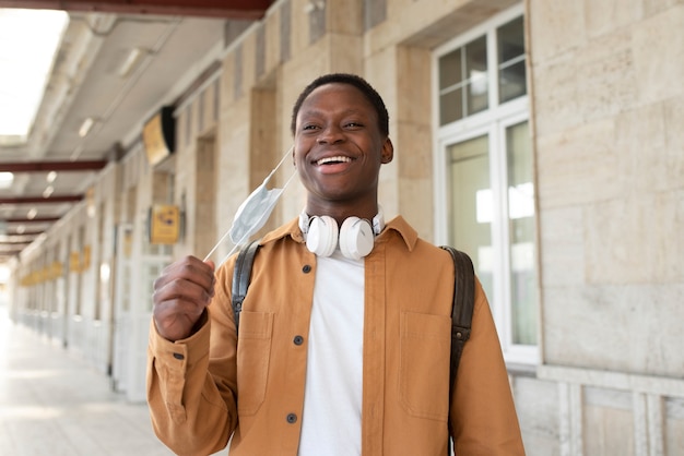 Homem feliz em tiro médio com fones de ouvido