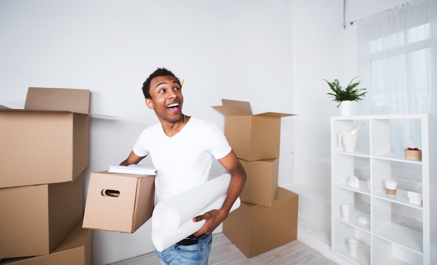 Homem feliz em uma casa nova. Pense no interior.