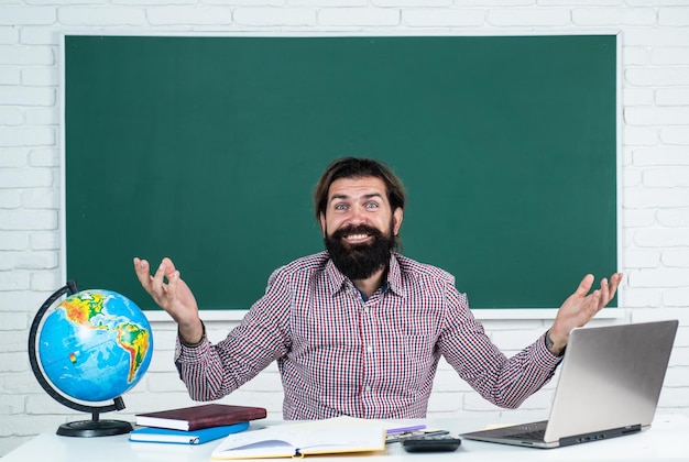 Homem feliz estudante veste camisa usa laptop estuda curso de treinamento online e professor de aprendizagem