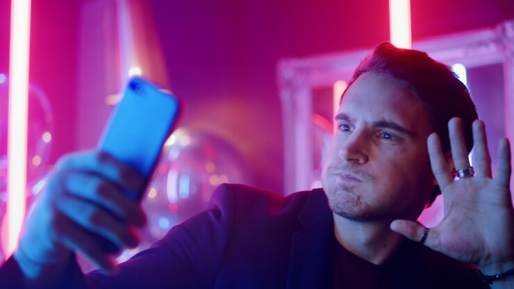 Foto homem feliz fazendo fotos na festa indivíduo do sexo masculino fazendo selfie em boate