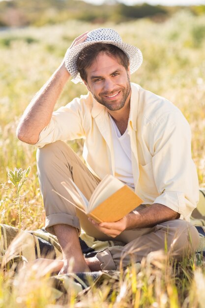 Homem feliz lendo um livro