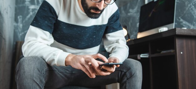 Homem feliz mão telefone com documento