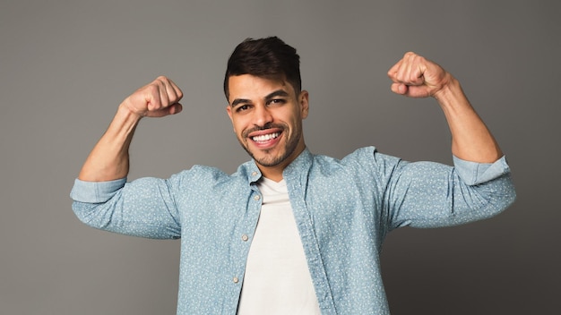 Homem feliz mostrando força, forte e confiável.