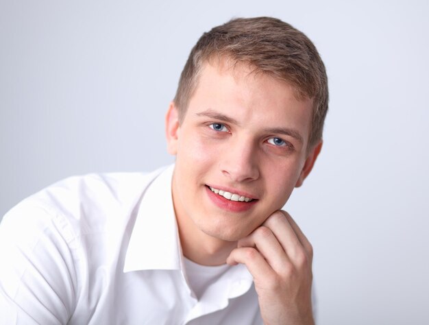 Homem feliz mostrando ok isolado em fundo cinza