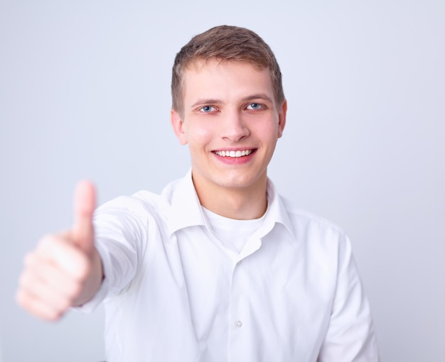 Homem feliz mostrando ok isolado em fundo cinza