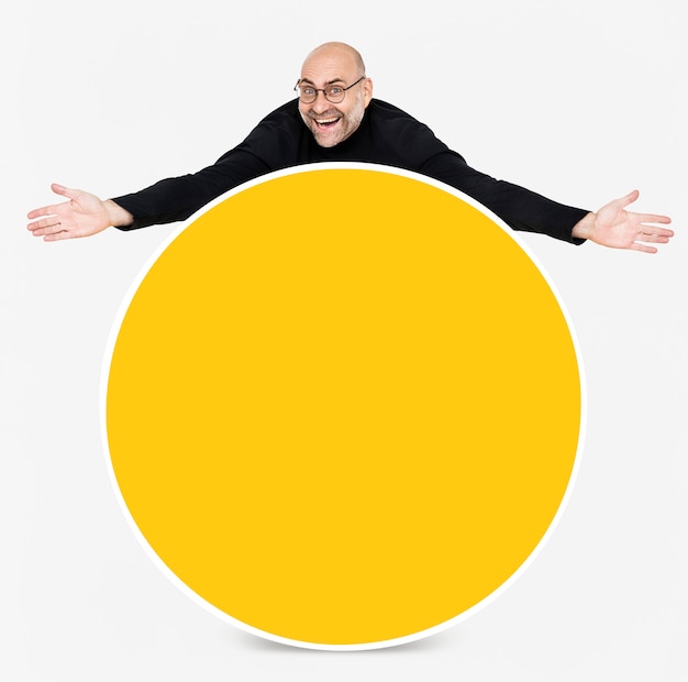 Homem feliz, mostrando uma placa amarela redonda