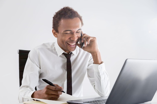 Foto homem feliz no telefone