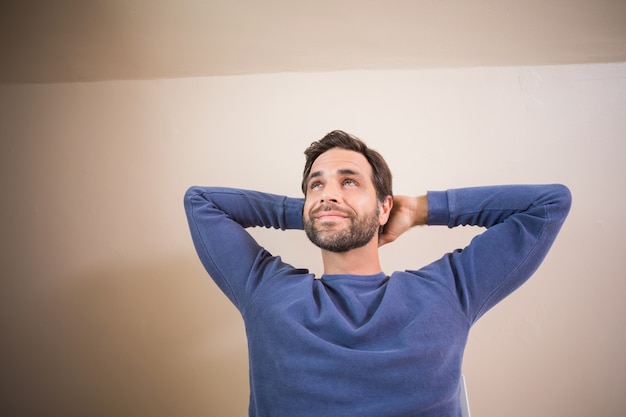 Homem feliz olhando para cima