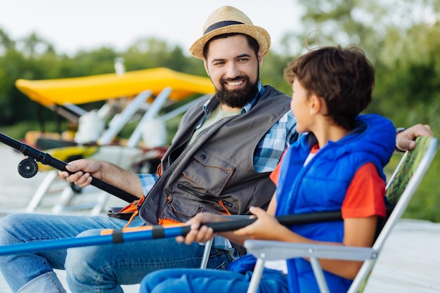 Homem feliz passando tempo com filho e pescando juntos