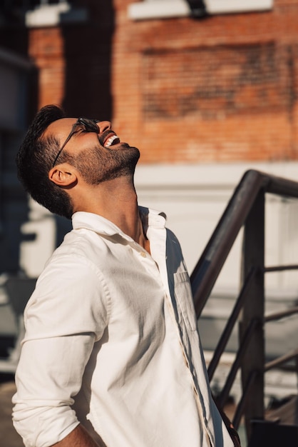 Homem feliz rindo na rua