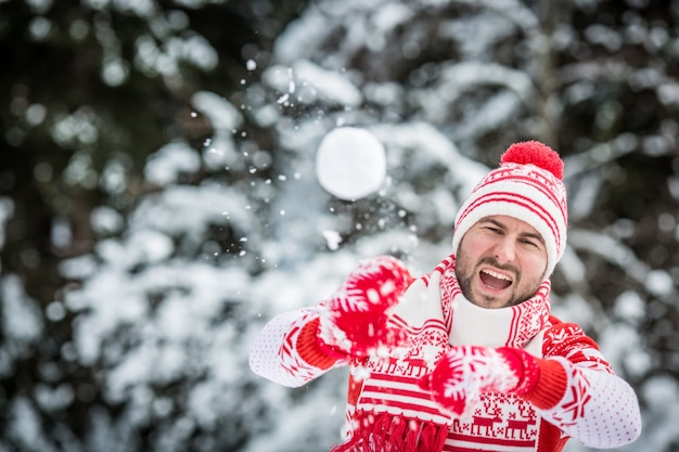 Homem feliz se divertindo em winter park