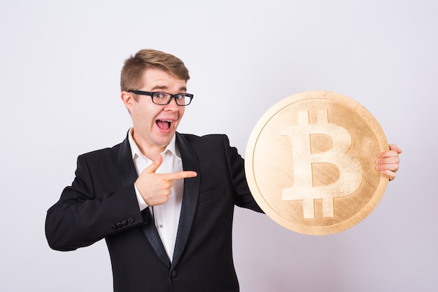 Homem feliz segurando bitcoin grande