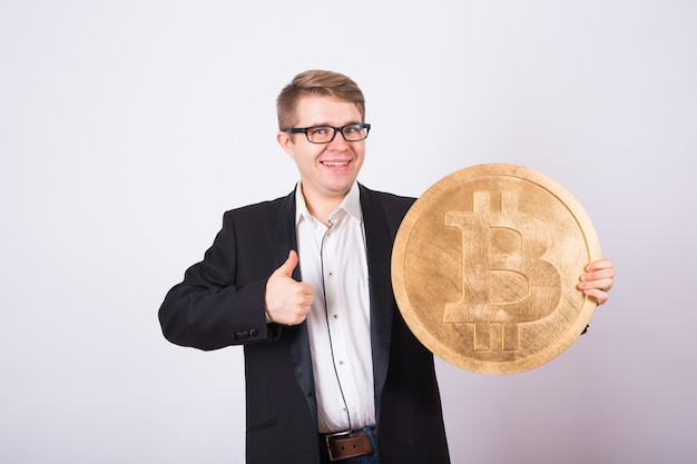 Homem feliz segurando bitcoin grande